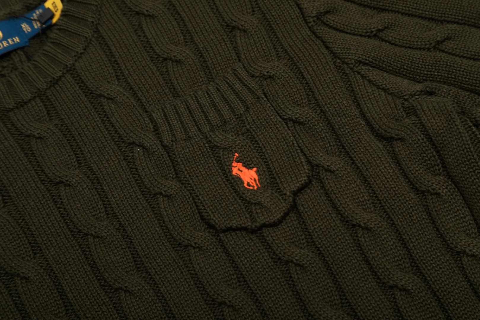 P154 💰 "Top quality" Style number: DS222# (not off the shelves all year round) [Ralph Lauren round neck pocket style solid color pony embroidered logo knitted short sleeves] ✅Ralph Lauren Ralph Lauren classic basic pocket all-match style goddess knitted short sleeves for all seasons ✅Main supplier platform live broadcast Wholesale entity Replenish when out of stock Not off the shelf ✅ZP quality 1:1 version Scan the code to enter the GF website Counter quality ✅Details and quality are the only one in Guangzhou. Imported quality cotton yarn, focusing on high-end, cost-effective, good quality needless to say. ✅The version is restored to the original order. The maximum size can be worn up to 160 pounds. Loose, comfortable and stress-free. ✅The upper body is simple and easy to match. A must-have for goddess ootd. Good-looking clothes are never picky. A must-have in the goddess’ wardrobe. Size: S-XL. Color: White, almond, purple, orange, gray, yellow, black, khaki, pink, navy, rose, green. Chinese red olive green light blue white label light blue blue label